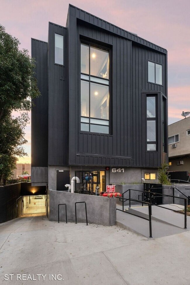 Building Photo - One Bedroom Townhome in Hollywood!