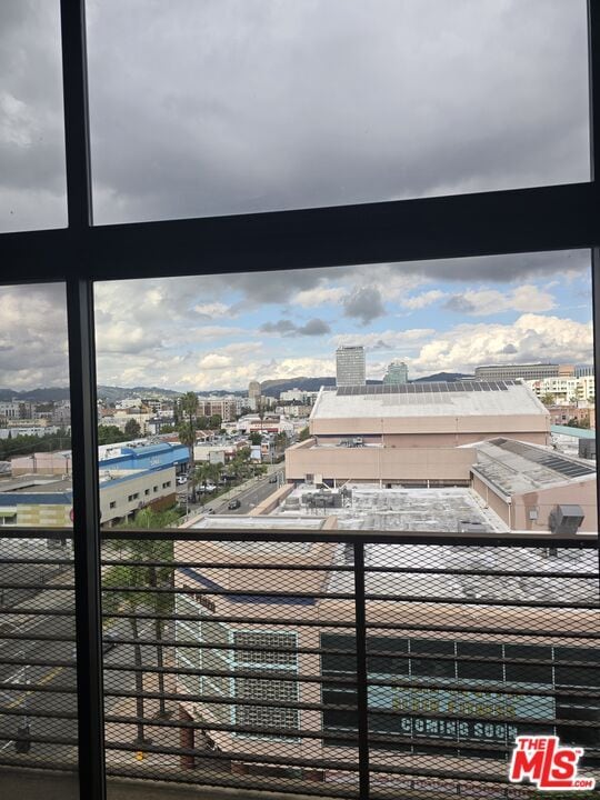 Foto del edificio - 940 S Western Ave