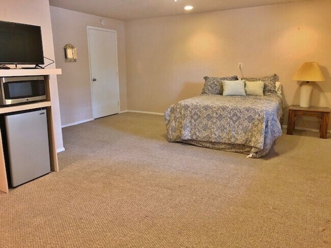 Building Photo - Furnished Studio Apartment - All Bills Pai...