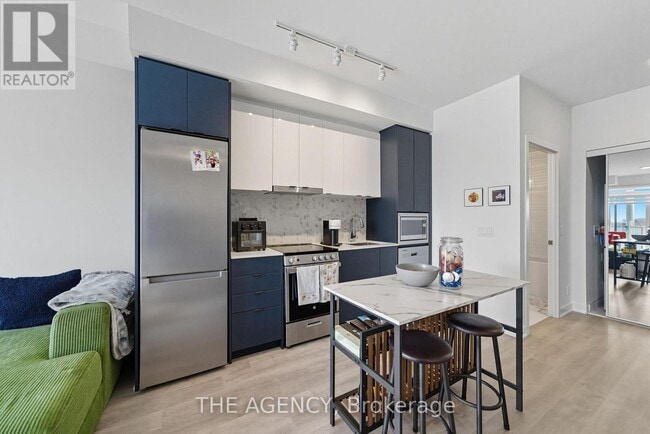 Building Photo - 30 Upper Mall Wy