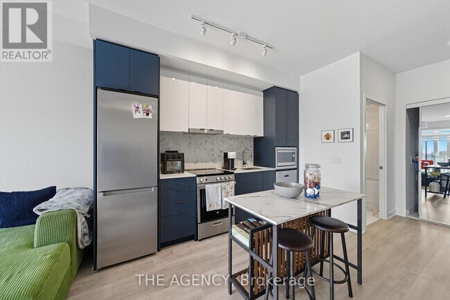 Photo du bâtiment - 30 Upper Mall Wy