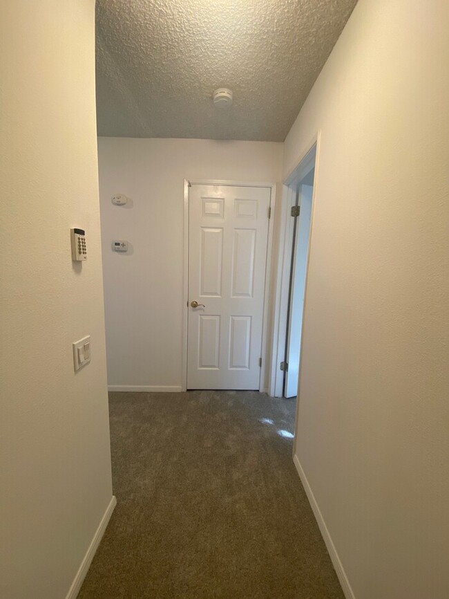 Building Photo - 613 Woodside Sierra