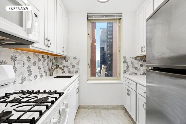 Building Photo - 145 E 48th St