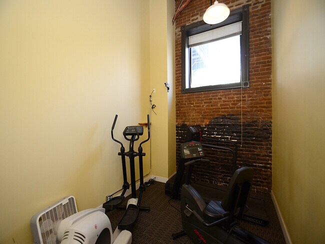 Gimnasio - The Riley - 1012 Douglas St