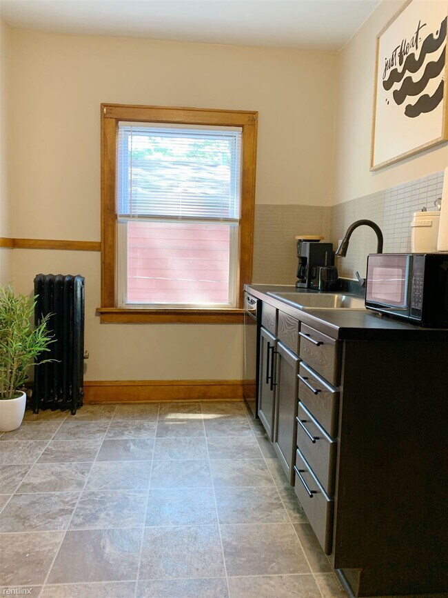 Foto del edificio - 2 br, 1 bath 4plex - 3921 North Thomas Ave...