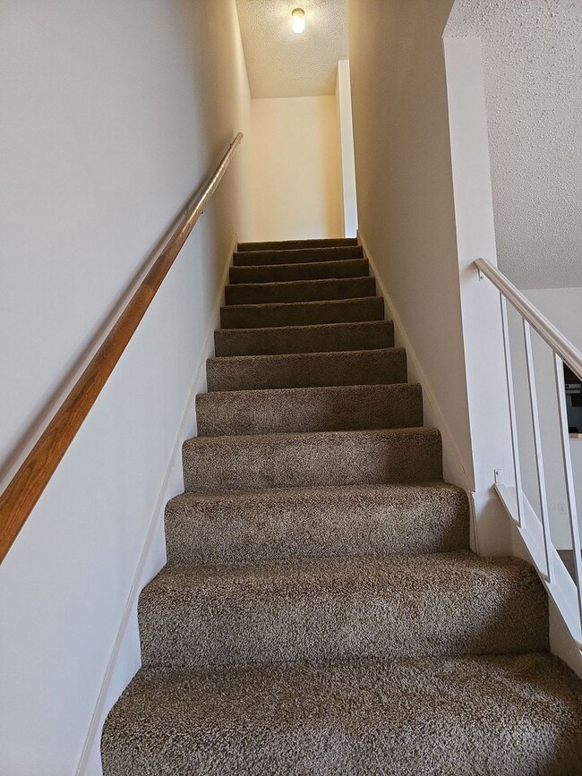 Building Photo - 1 Bedroom, 1.5 Bath Townhouse