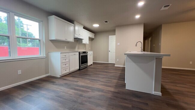 Foto del edificio - 3705 Elkhart Ave
