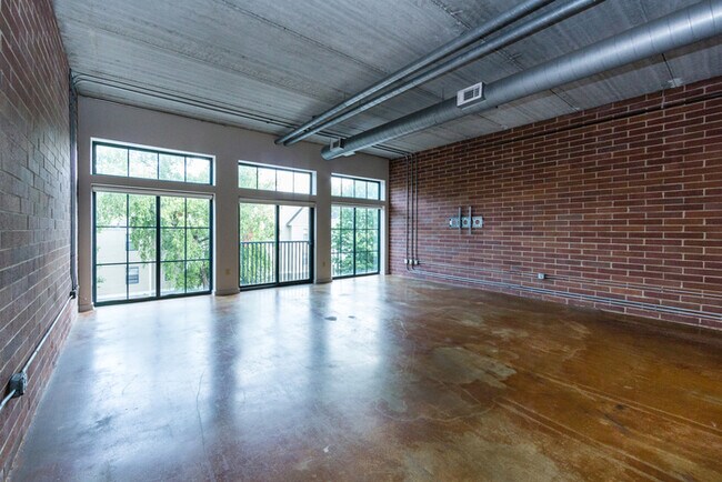 Foto del edificio - Amazing Industrial Studio at 626 N Graham!