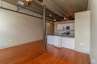 Building Photo - 215 Nash St