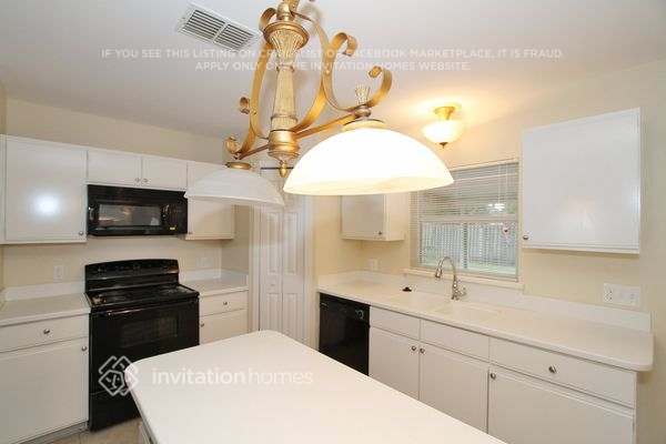 Foto del edificio - 3223 Scenic Woods Dr