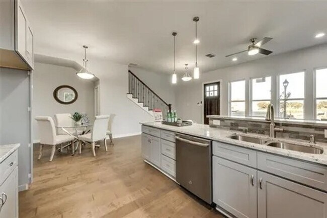 Building Photo - 5805 Rivendell Dr