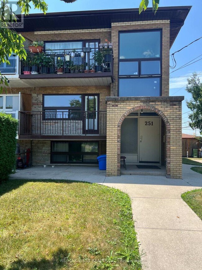 Building Photo - 251-251 Pannahill Rd