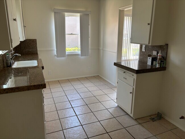 Eat-in kitchen - 6266 S La Brea Ave
