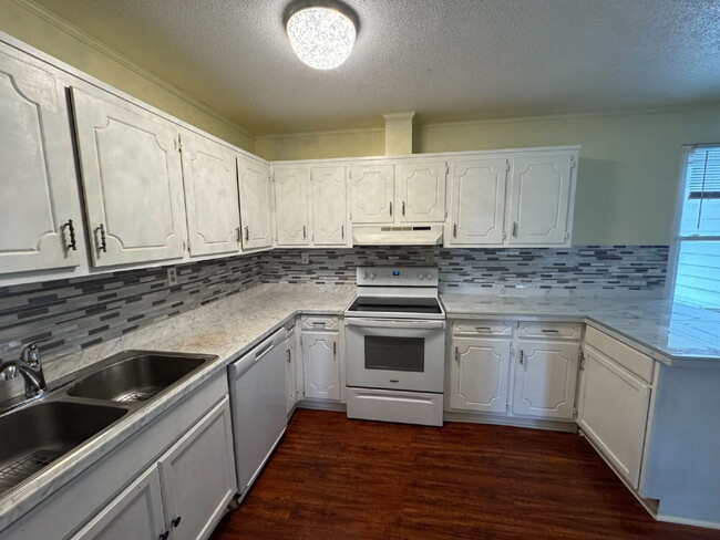 Photo - 3 bed, 1.5 bath - Seneca Apartment