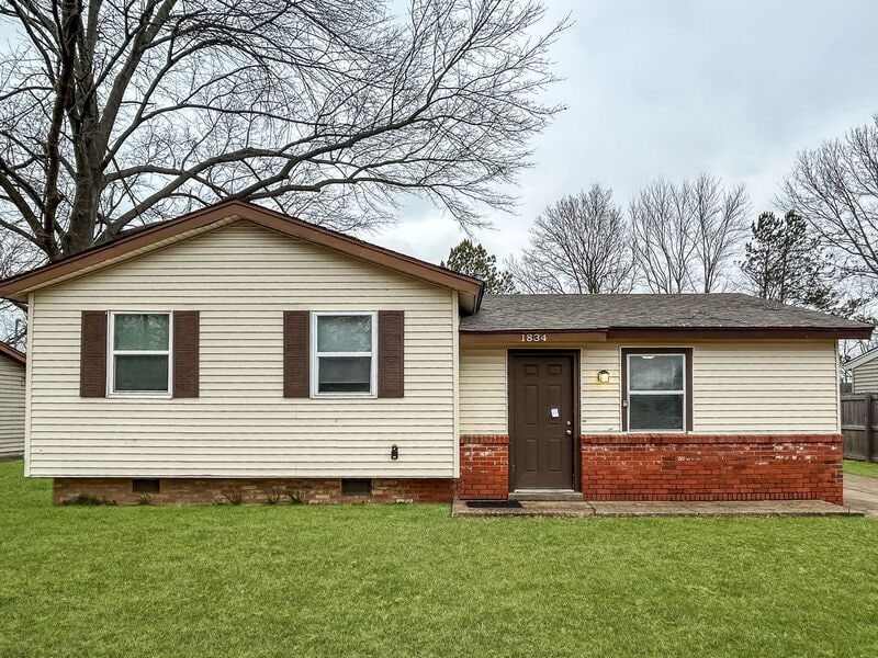 Primary Photo - 1834 Southaven Cir N