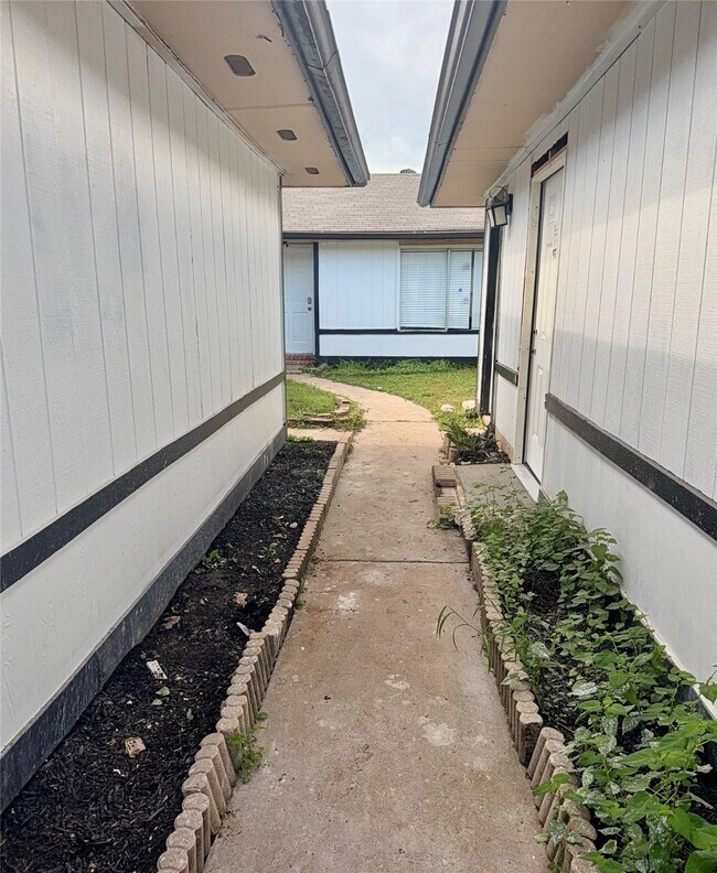 Foto del edificio - 13035 Bassford Dr