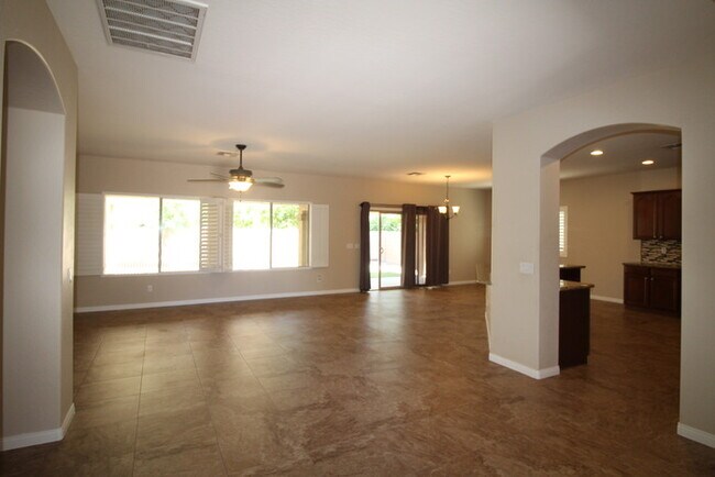 Building Photo - 1408 E Lowell Ave