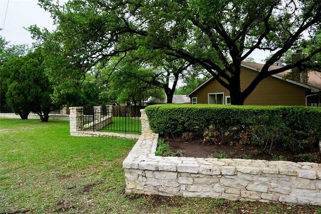 Foto del edificio - 6501 Brush Country Rd