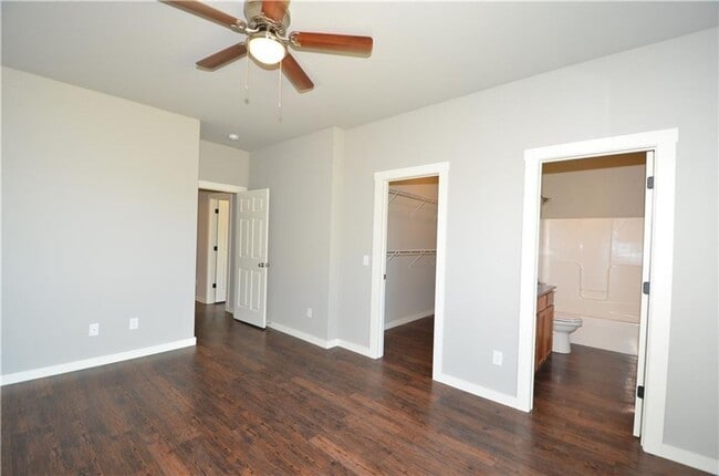 Building Photo - 3 Bedroom 2 Bath Duplex Centerton