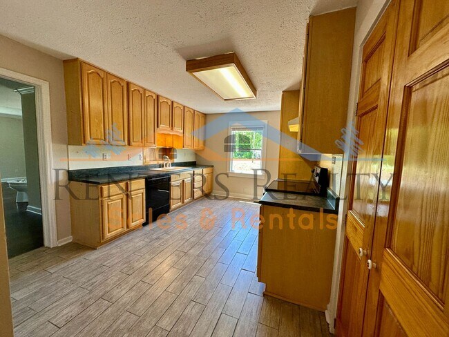 Foto del edificio - 3 Bedroom House with Storage Building