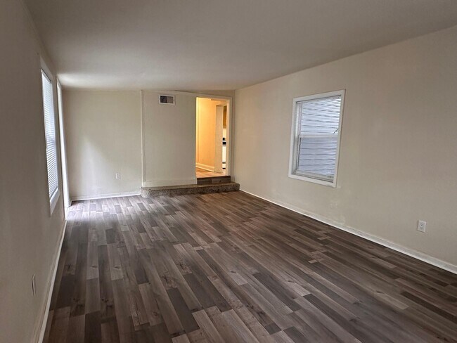 Building Photo - 808 N Palmway