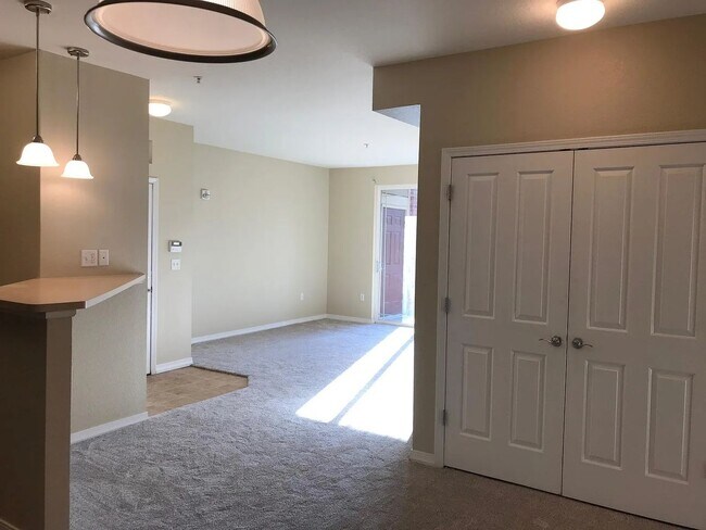 Foto del edificio - Beautiful 2 Bed, 2 Bath Condo in Great Loc...