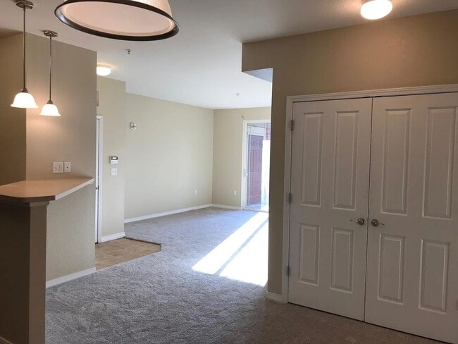 Building Photo - Beautiful 2 Bed, 2 Bath Condo in Great Location!