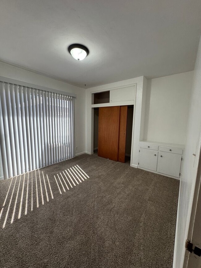 Building Photo - Charming Home Rent Ready !