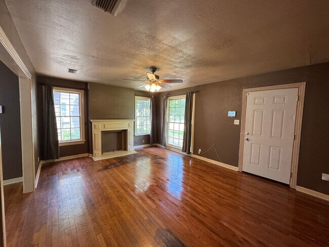 Foto del edificio - Super cute with Large fully fenced yard.