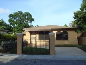 Building Photo - 1129 SW 11th Ave