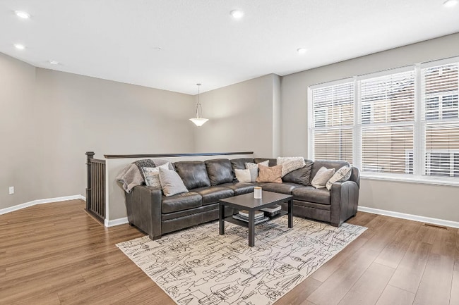 Building Photo - 801 Roselyn Dr