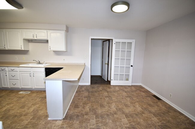 Building Photo - 304 Hilldale Ln