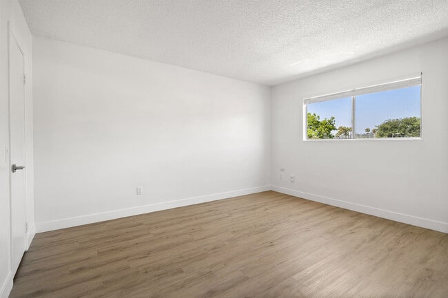 Building Photo - Valle at 9061 Kenwood