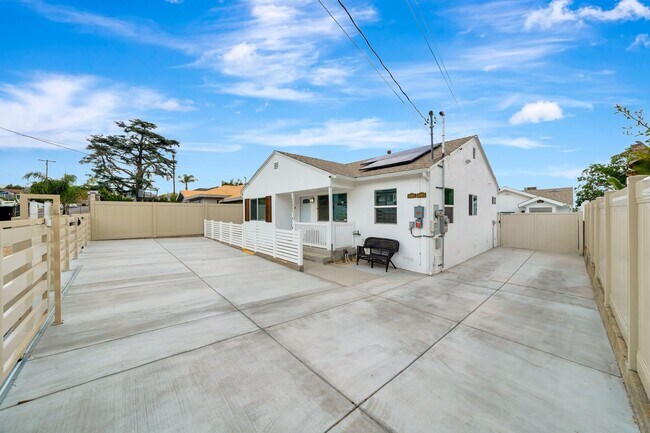 Building Photo - 10951 Whitegate Ave