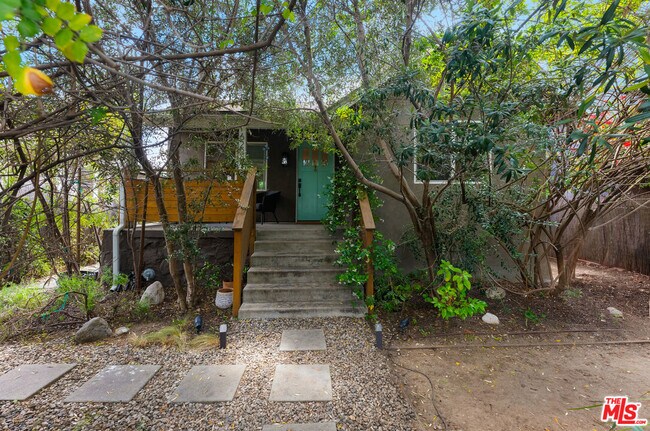 Foto del edificio - 6208 Hayes Ave