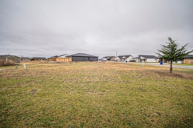 Foto del edificio - Please View 3D Virtual Walk-Through Before Scheduling a Showing