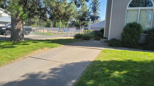 Building Photo - 4 Bedroom South Hill Home With Detached Ga...
