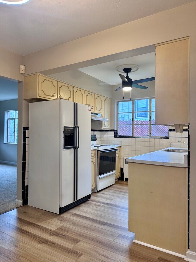 Kitchen - 4028 Harding Ave