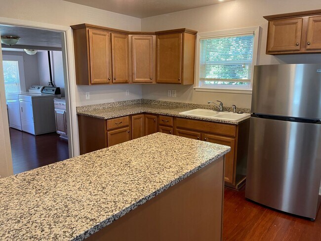 Foto del edificio - Adorable bungalow with a yard in a fantastic SE location!