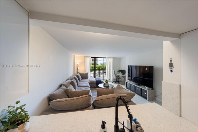 Building Photo - 540 Brickell Key Dr