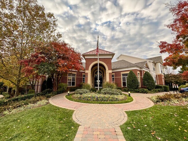 Foto del edificio - Sunny 1 Bed 1 Bath Condo In Beautiful Fairfax Ridge Condo