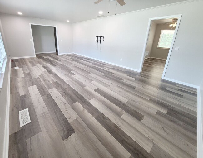 Building Photo - Fantastic Remodel in NW OKC