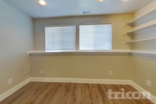 Foto del edificio - 5206 Midland Dr