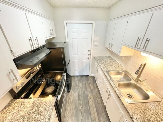 Building Photo - 819 Bluebird Dr