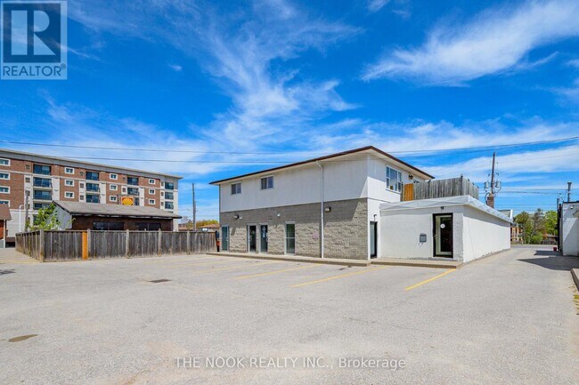 Photo du bâtiment - 948 Simcoe St N