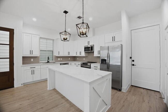 Building Photo - 6425 Highland Pine Ln