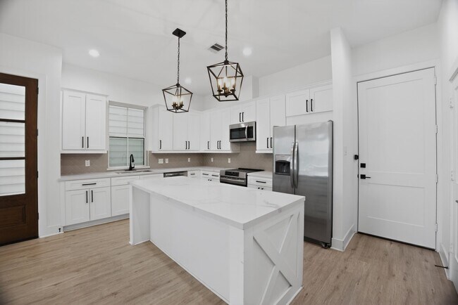 Foto del edificio - 6425 Highland Pine Ln