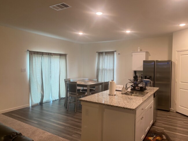 Foto del edificio - 10304 Holy Cross Ln