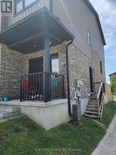Building Photo - 811 Sarnia Rd