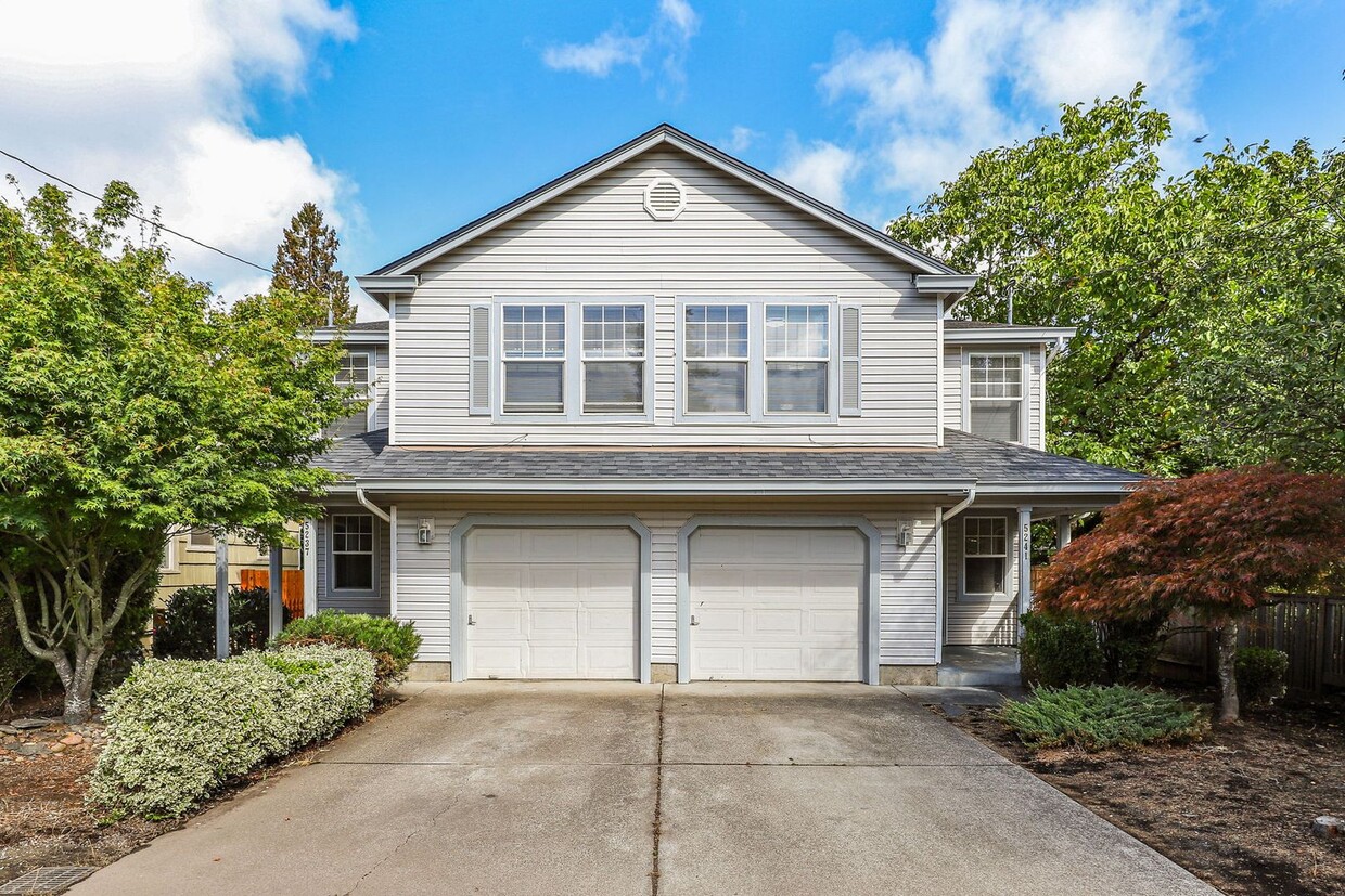 Primary Photo - Great 2 story Townhome with Garage!